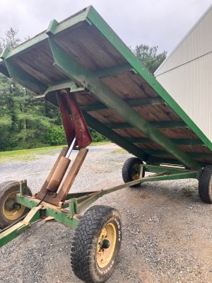 John Deere 7x14 dump wagon